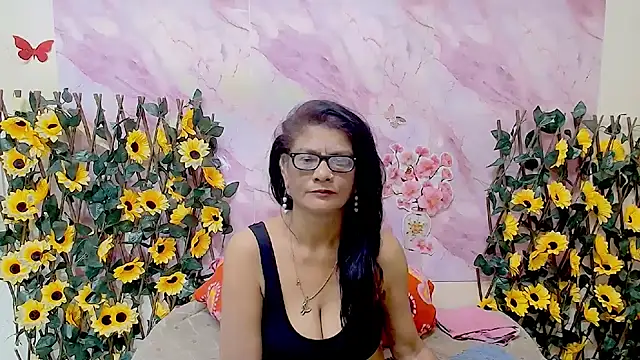 Snapshot of IndianAllure chatting on January 6, 2026, 5:33 am IndianAllure online show from January 6, 2026, 5:33 am