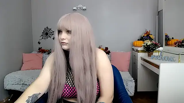 Estheri online show from November 4, 2025, 7:40 am