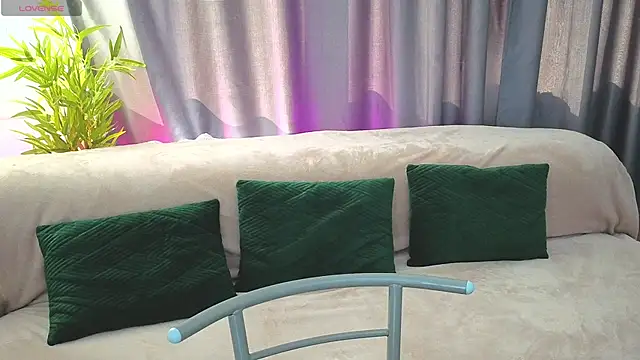 Snapshot of GirlfriendNina chatting on April 24, 2026, 6:05 am GirlfriendNina online show from April 24, 2026, 6:05 am