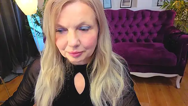 Snapshot of Abby_Moore_ chatting on May 8, 2026, 7:03 am Abby Moore online show from May 8, 2026, 7:03 am