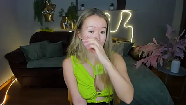 PollyOcean online show from November 10, 2025, 10:58 am