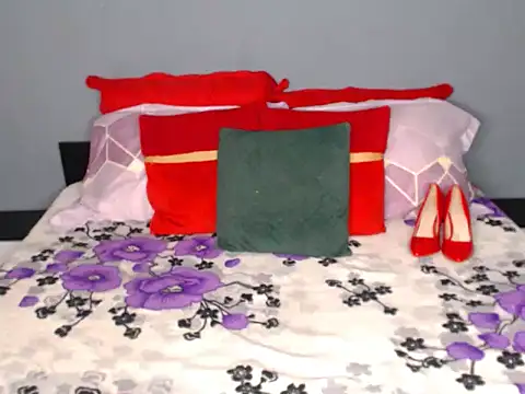 Snapshot of mira90dirty chatting on December 17, 2025, 9:04 am mira90dirty online show from December 17, 2025, 9:04 am