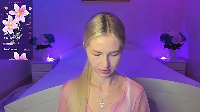 AnnaCarrera online show from October 28, 2025, 8:00 pm