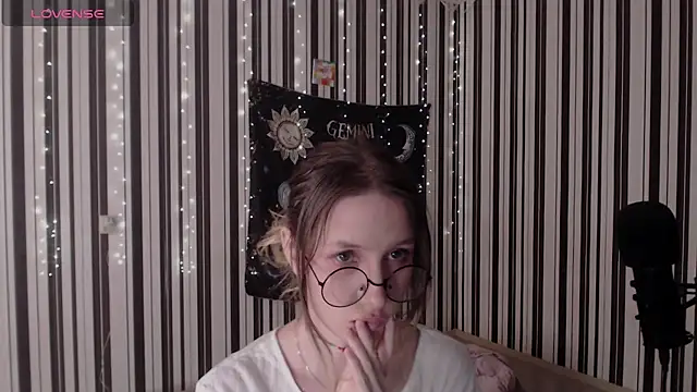  Hanna Moon  online show from October 12, 2025, 1:21 pm