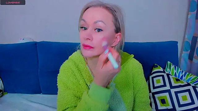 EllenMoore online show from September 26, 2025, 3:10 am