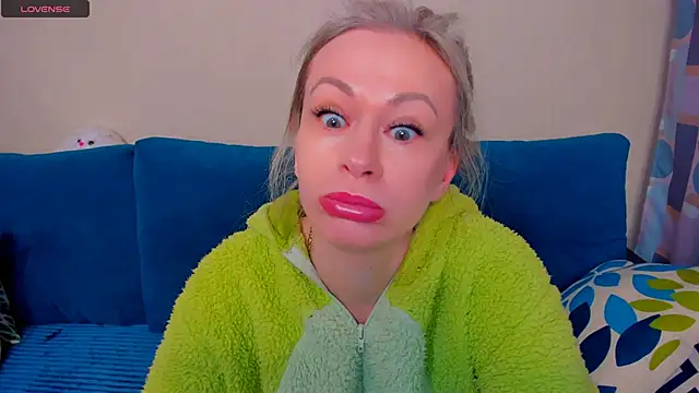 EllenMoore online show from October 10, 2025, 3:05 am