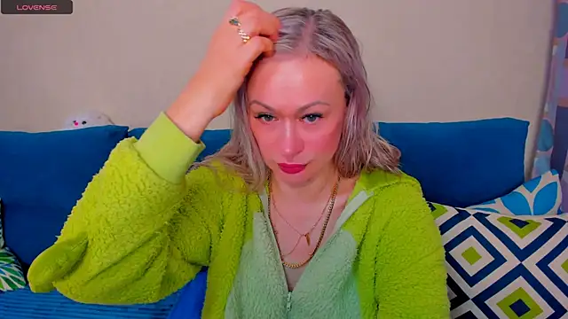 EllenMoore online show from October 19, 2025, 3:07 am