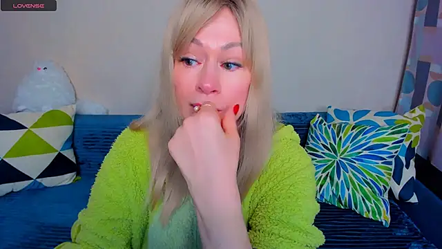 EllenMoore online show from April 5, 2026, 3:04 am