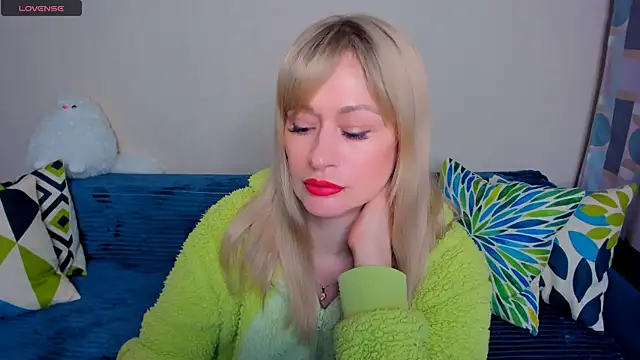 EllenMoore online show from April 13, 2026, 3:12 am