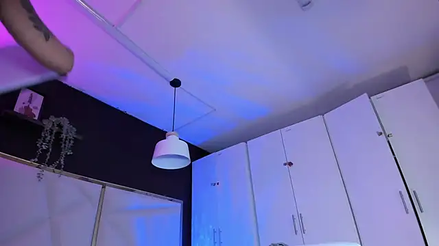 Inndrahot online show from November 8, 2025, 3:39 am