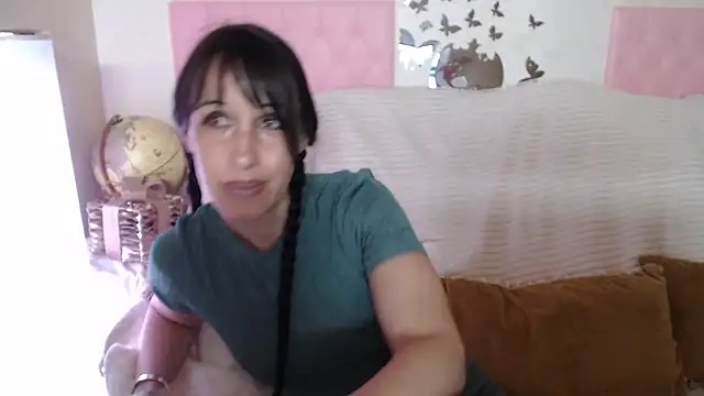Snapshot of -carla- chatting on June 4, 2026, 5:57 am -carla- online show from June 4, 2026, 5:57 am