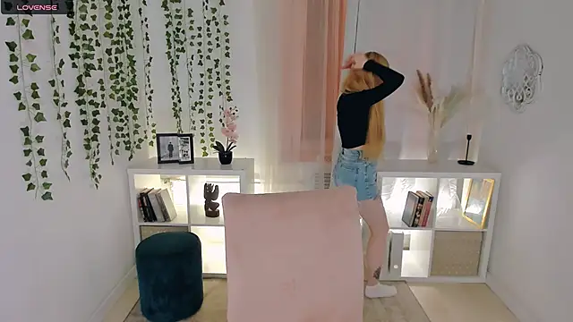 Laly Peach online show from November 21, 2025, 4:16 pm