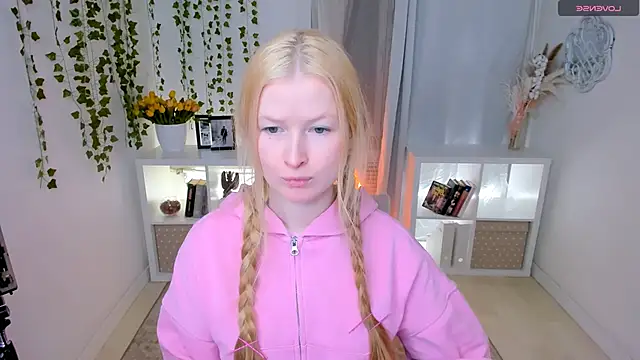 Laly Peach online show from March 4, 2026, 7:47 am