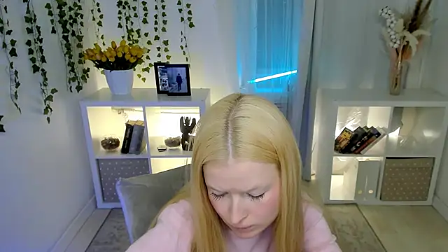 Laly Peach online show from April 3, 2026, 12:14 pm