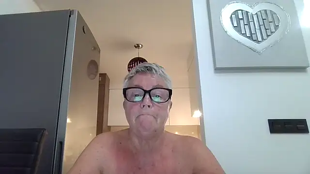 GrannyChrissy68 online show from October 1, 2025, 9:32 pm