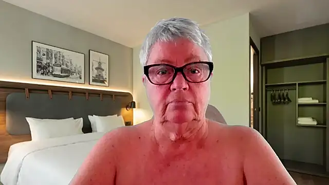 GrannyChrissy68 online show from April 19, 2026, 9:17 pm