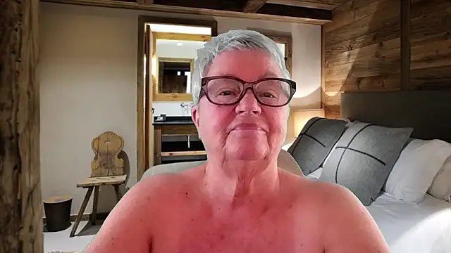 GrannyChrissy68 online show from April 20, 2026, 9:16 pm