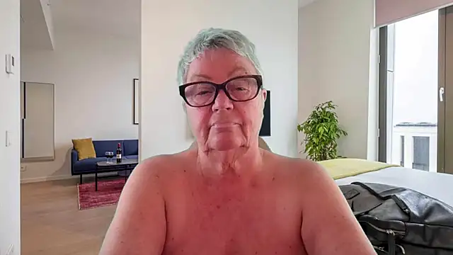 GrannyChrissy68 online show from April 21, 2026, 12:33 pm