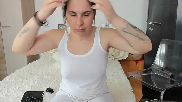 sweetemy4u online show from April 24, 2026, 8:28 am