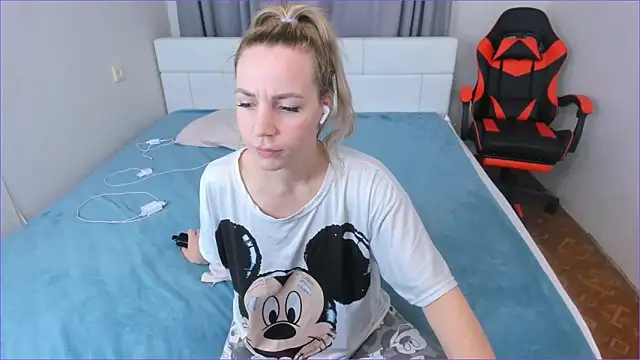 DreamGirl225 online show from November 15, 2025, 8:16 pm