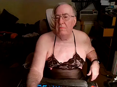 Snapshot of Toastir chatting on December 16, 2024, 12:04 am Toastir online show from December 16, 2024, 12:04 am