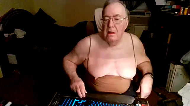 Snapshot of Toastir chatting on December 23, 2024, 2:39 pm Toastir online show from December 23, 2024, 2:39 pm