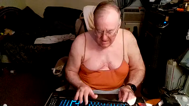 Snapshot of Toastir chatting on October 3, 2025, 3:09 pm Toastir online show from October 3, 2025, 3:09 pm