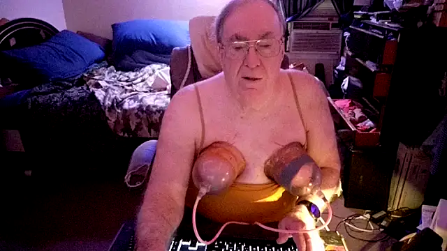 Snapshot of Toastir chatting on December 1, 2025, 4:01 pm Toastir online show from December 1, 2025, 4:01 pm