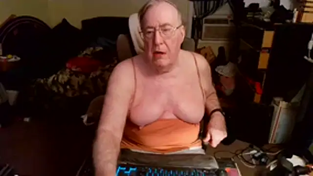 Snapshot of Toastir chatting on December 17, 2025, 11:44 pm Toastir online show from December 17, 2025, 11:44 pm