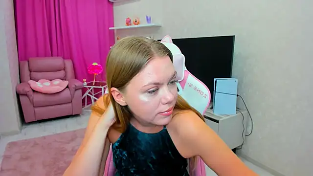 Strawberrye online show from February 12, 2026, 3:23 am