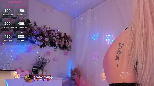 Snapshot of Mia_Mi_ chatting on February 25, 2025, 9:20 am Mia Mi online show from February 25, 2025, 9:20 am