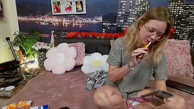 Snapshot of little-leni chatting on February 19, 2025, 10:23 am little-leni online show from February 19, 2025, 10:23 am