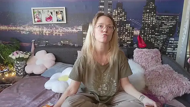 Snapshot of little-leni chatting on March 9, 2025, 3:27 pm little-leni online show from March 9, 2025, 3:27 pm