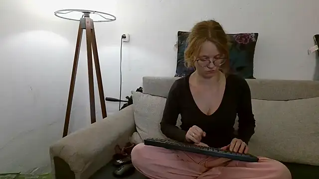 Snapshot of little-leni chatting on September 20, 2025, 9:05 pm little-leni online show from September 20, 2025, 9:05 pm