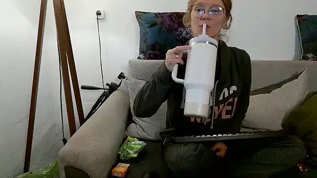 Snapshot of little-leni chatting on October 1, 2025, 8:15 pm little-leni online show from October 1, 2025, 8:15 pm