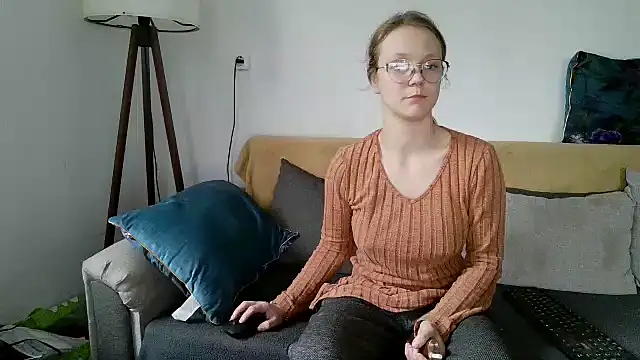 Snapshot of little-leni chatting on December 15, 2025, 8:29 am little-leni online show from December 15, 2025, 8:29 am