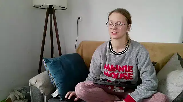 Snapshot of little-leni chatting on December 16, 2025, 8:41 am little-leni online show from December 16, 2025, 8:41 am