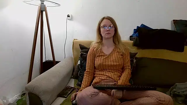 Snapshot of little-leni chatting on January 13, 2026, 7:19 pm little-leni online show from January 13, 2026, 7:19 pm