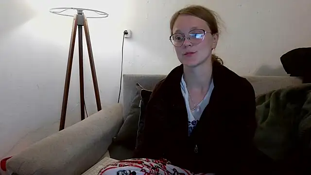 Snapshot of little-leni chatting on March 13, 2026, 9:21 pm little-leni online show from March 13, 2026, 9:21 pm