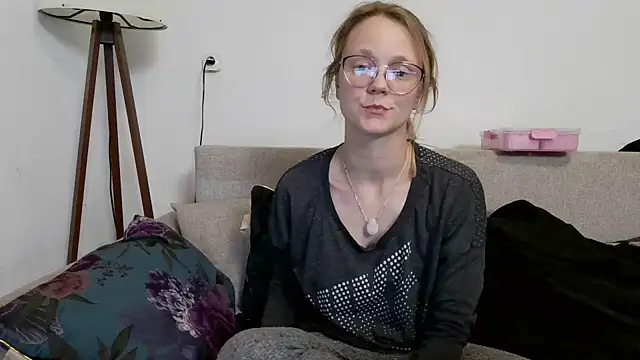 Snapshot of little-leni chatting on March 17, 2026, 8:12 pm little-leni online show from March 17, 2026, 8:12 pm