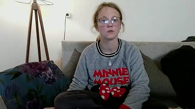 Snapshot of little-leni chatting on March 31, 2026, 6:30 pm little-leni online show from March 31, 2026, 6:30 pm