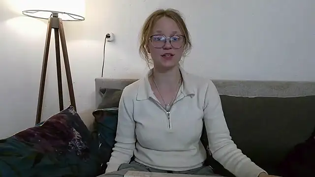 Snapshot of little-leni chatting on April 8, 2026, 8:20 pm little-leni online show from April 8, 2026, 8:20 pm