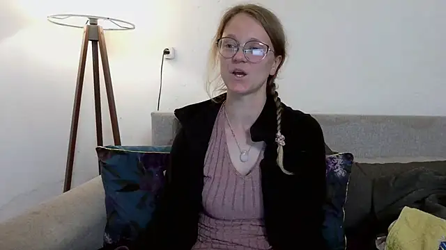 Snapshot of little-leni chatting on April 11, 2026, 8:46 pm little-leni online show from April 11, 2026, 8:46 pm