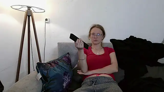 Snapshot of little-leni chatting on April 24, 2026, 8:33 pm little-leni online show from April 24, 2026, 8:33 pm