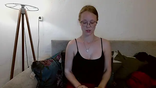 Snapshot of little-leni chatting on April 25, 2026, 8:06 pm little-leni online show from April 25, 2026, 8:06 pm
