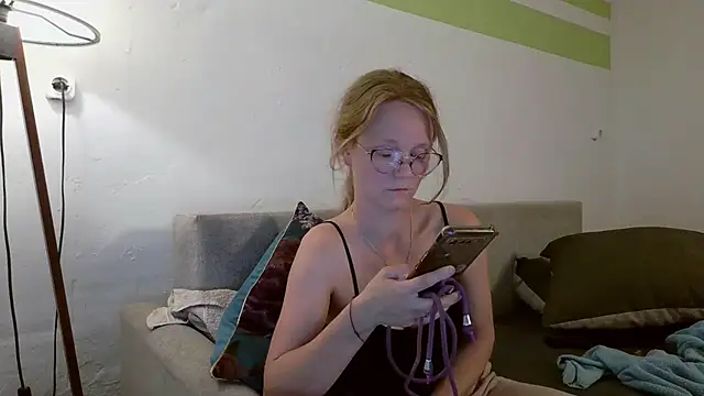 Snapshot of little-leni chatting on April 28, 2026, 7:08 pm little-leni online show from April 28, 2026, 7:08 pm