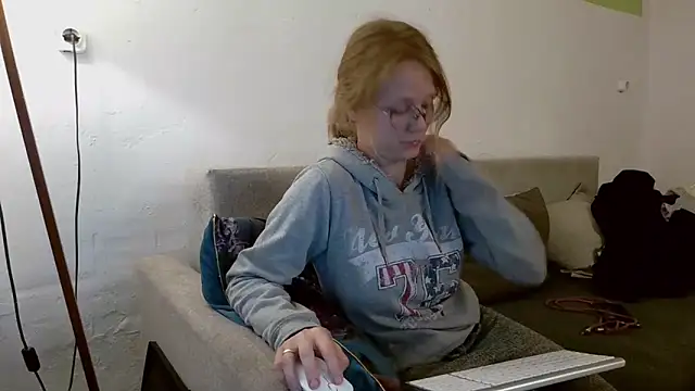 Snapshot of little-leni chatting on May 2, 2026, 7:30 pm little-leni online show from May 2, 2026, 7:30 pm