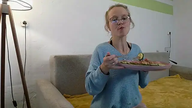 Snapshot of little-leni chatting on May 8, 2026, 8:14 pm little-leni online show from May 8, 2026, 8:14 pm