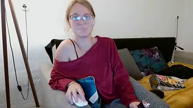 Snapshot of little-leni chatting on May 9, 2026, 8:47 pm little-leni online show from May 9, 2026, 8:47 pm