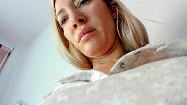 suuzykiss online show from February 11, 2025, 5:58 am